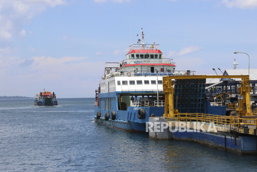 Kapal ferry beroperasi di Selat Bali terlihat dari pelabuhan Ketapang, Banyuwangi, Jawa Timur (ilustrasi). 