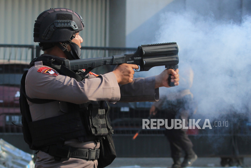 Polisi menembakkan gas air mata ke arah demonstran saat unjuk rasa menolak pengesahan Undang-Undang Cipta Kerja atau Omnibus Law di Cirebon, Jawa Barat, Kamis (8/10/2020). Unjuk rasa tersebut berakhir ricuh dan mengakibatkan sejumlah fasilitas umum rusak. 