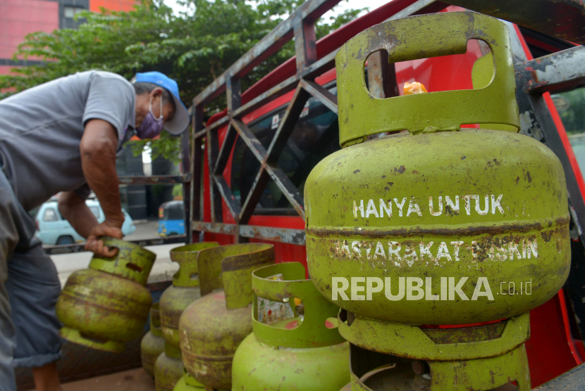 Pekerja menata tabung gas LPG 3 kilogram bersubsidi di salah satu agen (ilustrasi)