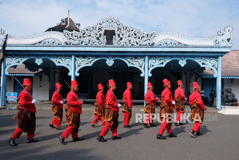 Sejumlah prajurit di depan Keraton Kasunanan Surakarta Hadiningrat. Gubernur Jateng Ganjar Pranowo menyarankan Keraton Surakarta berembuk akhiri konflik.