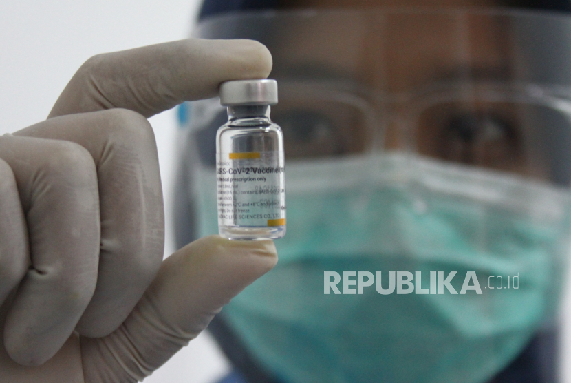 Petugas medis menunjukkan vaksin Covid-19 Sinovac (ilustrasi). Pemkot Cirebon, Jawa Barat mengalokasikan Rp 20 M untuk penanganan Covid-19 tahun ini.
