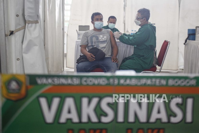 Warga disuntikan vaksin Covid-19 saat vaksinasi massal di Bogor, Jawa Barat. (ilustrasi)