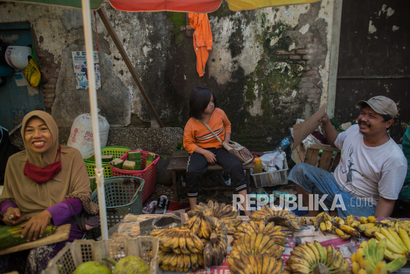 Sejumlah warga memadati kawasan Pasar Pagi Tegal pada hari pertama setelah berakhirnya masa penerapan pembatasan sosial berskala besar (PSBB) di Tegal , Jalan Barito, Tegal, Jawa Tengah, Sabtu (23/5). Pemerintah kota Tegal mengakhiri masa pembatasan sosial berskala besar (PSBB) pada Jumat 22 Mei 2020 setelah tidak terdapat kasus baru COVID-19 dan termasuk zona hijau