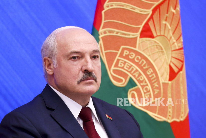  Presiden Belarusia Alexander Lukashenko. Belarusia memiliki sebanyak 1,5 juta personel militer cadangan di luar angkatan bersenjatanya. Pasukan cadangan ini akan diturunkan jika ada deklarasi darurat. 