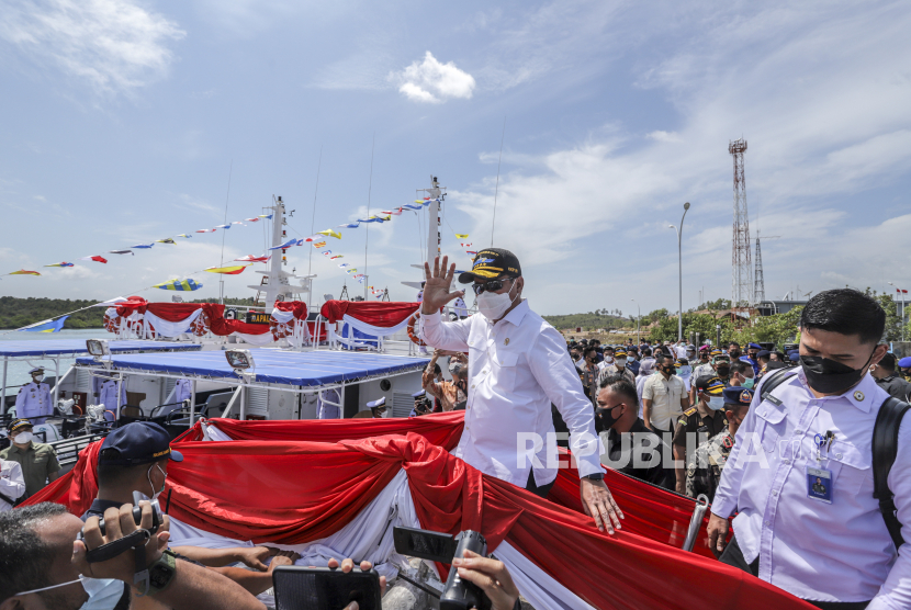 Menteri Kelautan dan Perikanan Sakti Wahyu Trenggono (tengah) meninjau  dua armada Kapal Pengawas (KP) Hiu 16 dan Hiu 17 di Dermaga Pangkalan Pengawasan Sumber Daya Kelautan dan Perikanan (PSDKP), Batam, Kepulauan Riau. Wahyu Trenggono menjamin penataan kabel bawah laut ke depan akan lebih baik dengan ditetapkannya Keputusan Menteri Kelautan dan Perikanan Nomor 14 Tahun 2021 (Kepmen KP 14 Tahun 2021) tentang Alur Pipa dan/atau Kabel Bawah Laut pada 23 Februari 2021.