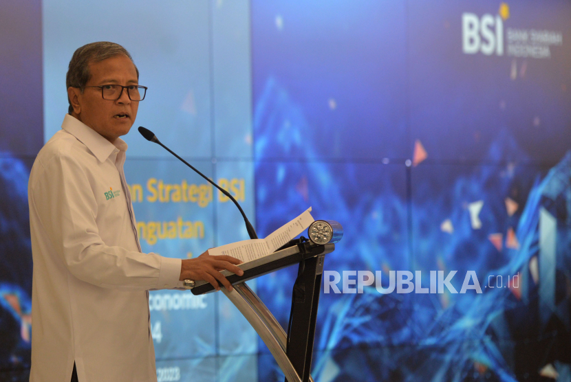 Direktur Treasury & International Banking PT Bank Syariah Indonesia Tbk (BSI) Moh.Adib menyampaikan paparan dalam acara BSI Sharia Economic Outlook 2024 di Jakarta, Jumat (17/11/2023). 