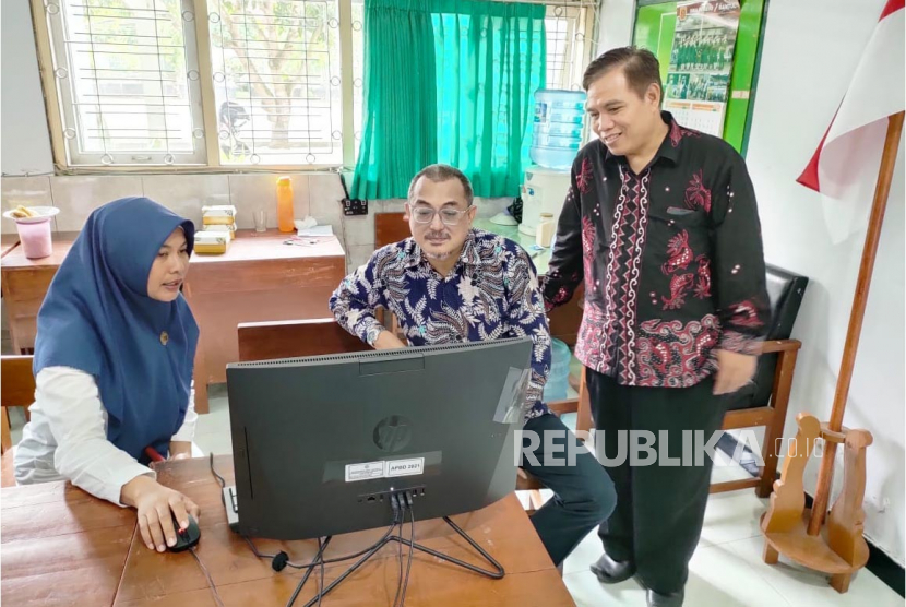 Pimpinan Ombudsman RI Indraza Marzuki Rais dan Ketua Ombudsman DIY Budi Mathsuri memantau Penerima Peserta Didik Baru (PPDB) di SMAN 1 Bantul.