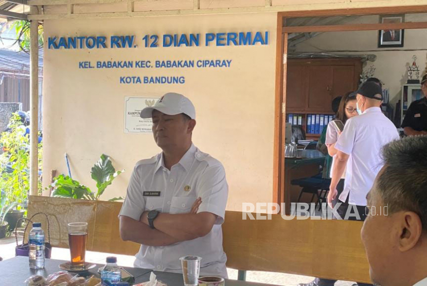 Pelaksana Harian (Plh) Wali Kota Bandung Ema Sumarna mengunjungi Komplek Dian Permai, Kecamatan Babakan Ciparay, untuk meninjau laporan banjir. Rabu (7/6/2023).