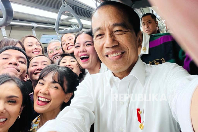 Presiden Joko Widodo dengan penggiat seni menggunakan LRT dalam perjalanan dari Stasiun Jati Mulya BekasI menuju Stasiun Dukuh Atas Jakarta pada Kamis pagi, 10 Agustus 2023.