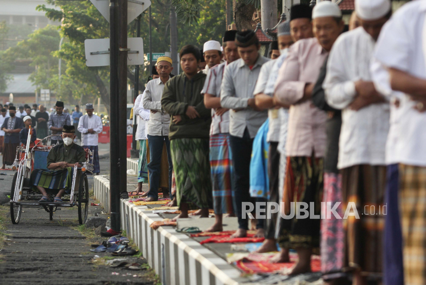 Umat Islam melaksanakan Shalat Idul Adha 1443 Hijriah di ruas Jalan Indrapura, Surabaya, Jawa Timur, Ahad (10/7/2022). Larangan Melintas di Depan Orang Sholat