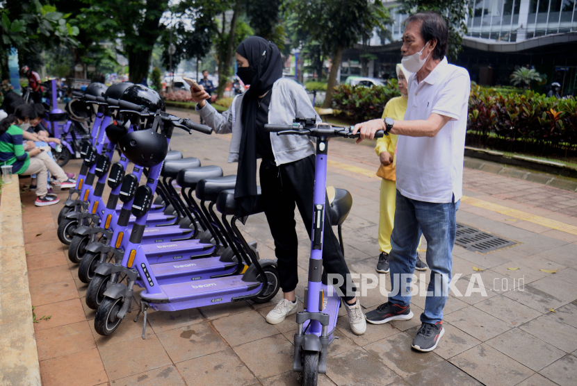 Sejumlah warga saat akan menyewa skuter listrik di pedestrian Kebun Raya Bogor.