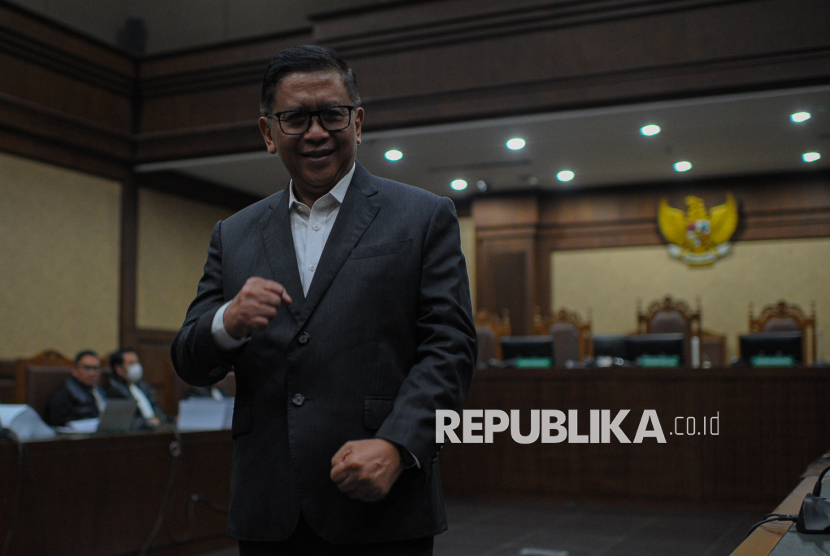 Terdakwa Hasto Kristiyanto menjalani sidang pembacaan tuntutan di Pengadilan Negeri Tipikor, Jakarta, Kamis (3/7/2025). Sekretaris Jenderal PDI Perjuangan Hasto Kristiyanto dituntut oleh jaksa penuntut umum (JPU) KPK dengan pidana 7 tahun penjara denda Rp600 juta subsidair 6 bulan kurungan penjara. Jaksa penuntut umum (JPU) menilai Hasto telah terbukti melakukan tindak pidana suap dan perintangan penyidikan terhadap perkara Harun Masiku.