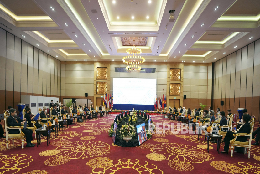 Anggota Perhimpunan Bangsa-Bangsa Asia Tenggara, ASEAN, menghadiri pertemuan selama Pertemuan Antarmuka Menteri Luar Negeri dengan perwakilan Komisi Antar Pemerintah ASEAN untuk Hak Asasi Manusia (AICHR) di Phnom Penh, Kamboja, Selasa, 2 Agustus 2022.