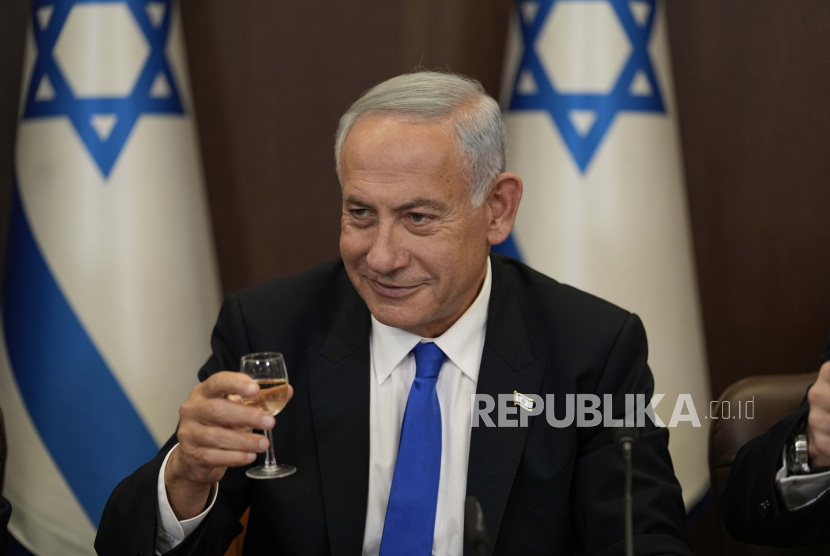  Perdana Menteri Israel yang baru dilantik Benjamin Netanyahu bersulang selama rapat kabinet di Yerusalem, Israel, 29 Desember 2022. 100 Mantan Diplomat Israel Kritik Pemerintahan Baru Netanyahu