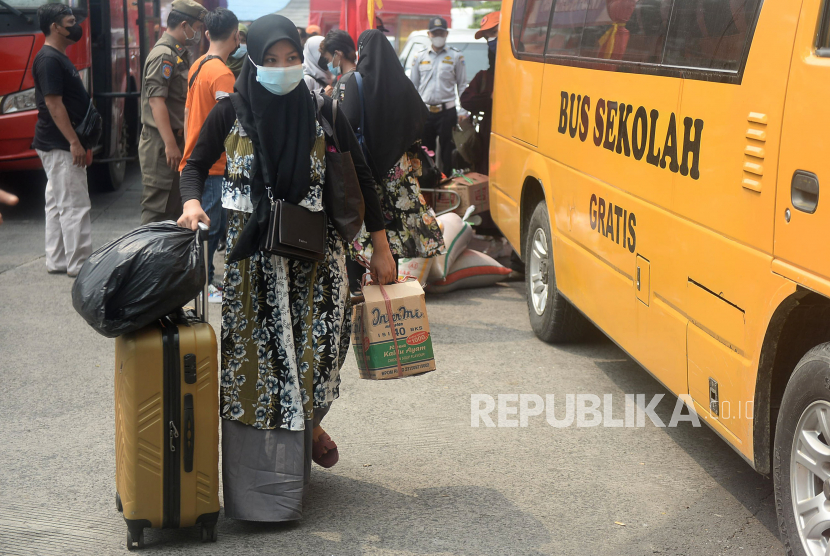 Seorang pemudik yang baru tiba berjalan menuju lokasi tes cepat antigen di Terminal Bus Kalideres, Jakarta, Ahad (23/5). Tes cepat antigen secara random/acak kepada pemudik arus balik tersebut dilakukan untuk mengantisipasi lonjakan kasus positif COVID-19 pasca lebaran.Prayogi/Republika. 
