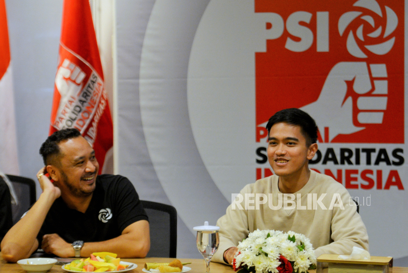 Ketua mum Partai Solidaritas Indonesia (PSI) Kaesang Pangarep didampingi Dewan Pembina PSI Giring Ganesha saat rapat perdana di kantor DPP PSI, Jakarta Pusat, Selasa (26/9/2023).