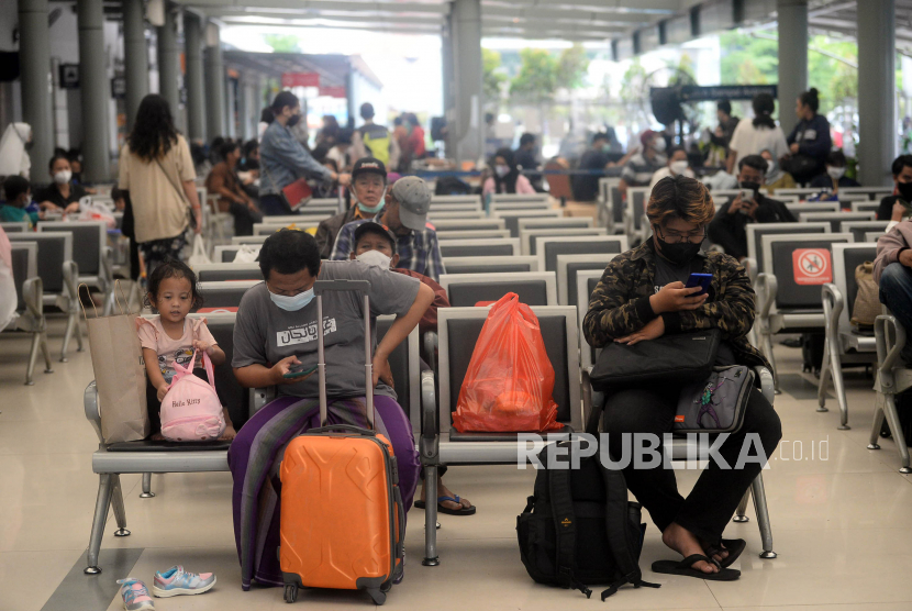 Sejumlah penumpang menunggu keberangkatan kereta api di Stasiun Senen, Jakarta, Selasa (21/12). Jelang libur Natal dan Tahun Baru kepadatan penumpang kereta api jarak jauh mulai terlihat di stasiun Senen.Prayogi/Republika