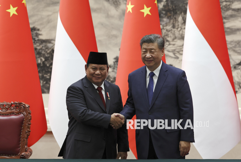 Presiden Prabowo Subianto dan Presiden Xi Jinping berjabat tangan seusai penandatanganan kerja sama di Balai Besar Rakyat, Beijing, China pada Sabtu (9/11/2024).