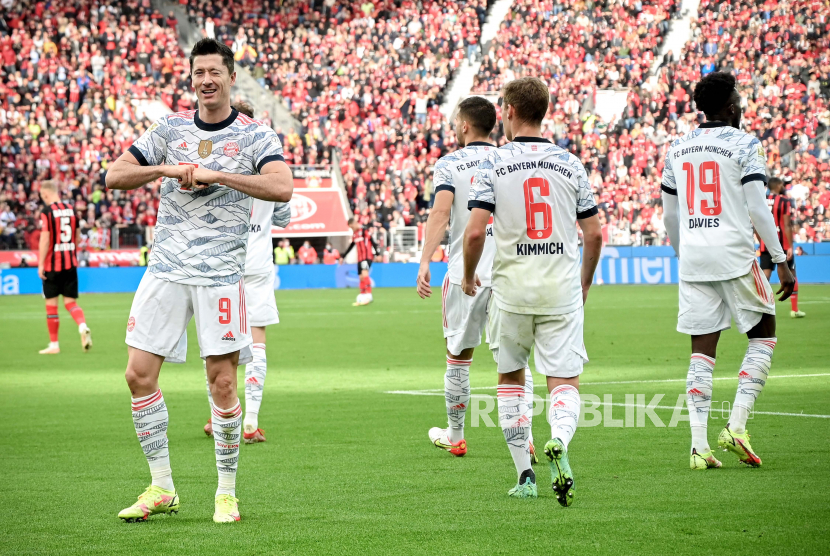 Robert Lewandowski (kiri) merayakan setelah mencetak keunggulan 2-0 selama pertandingan sepak bola Bundesliga Jerman antara Bayer Leverkusen dan FC Bayern Muenchen di BayArena di Leverkusen, Jerman, 17 Oktober 2021.
