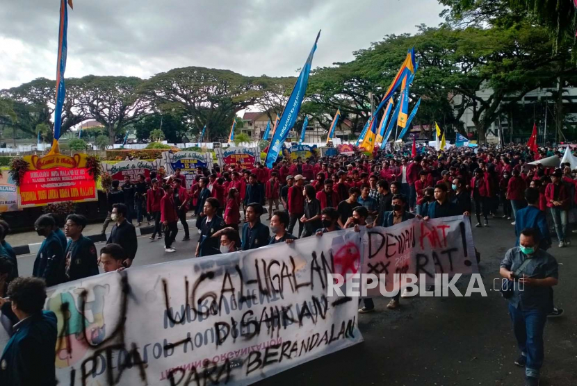 Ratusan mahasiswa dari sejumlah universitas di Malang melakukan aksi demonstrasi di depan Gedung DPRD dan Balai Kota Malang, Senin (3/4/2023). Aksi ini salah satunya bertujuan untuk menolak pengesahan Perppu Cipta Kerja. 
