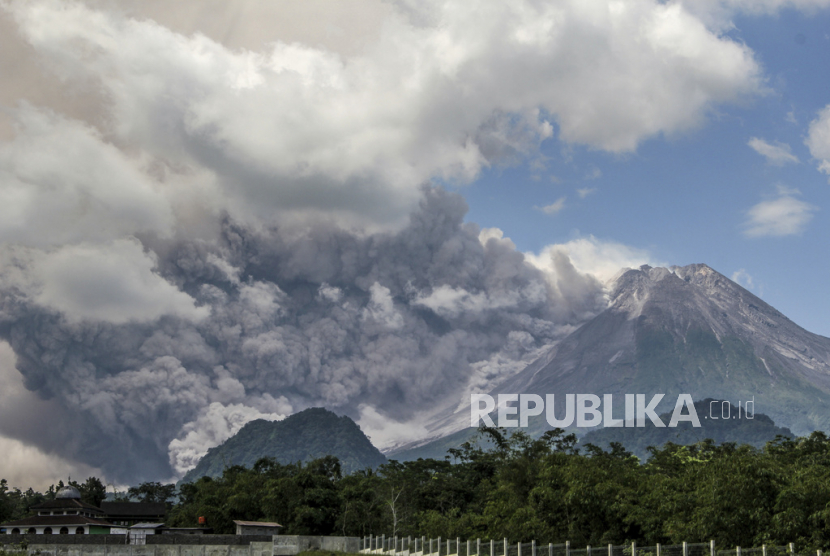 Gunung Merapi mengeluarkan material vulkanik saat erupsi di Sleman, Yogyakarta, Sabtu (11/3/2023).