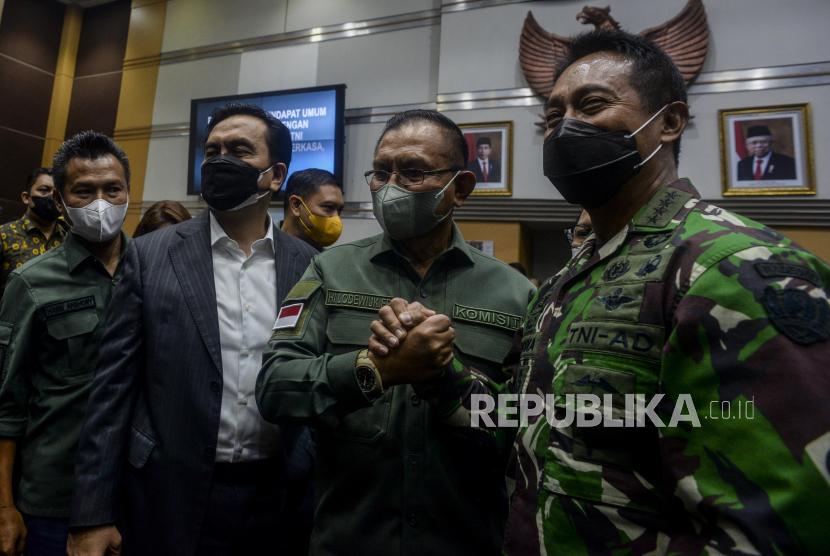 Kepala Staf Angkatan Darat (KSAD) Jenderal TNI Andika Perkasa bersalaman dengan Wakil Ketua DPR Lodewijk F. Paulus usai menjalani uji kelayakan dan kepatutan sebagai calon panglima TNI di Kompleks Parlemen, Senayan, Jakarta, Sabtu (6/11). Komisi I DPR RI menyetujui Jenderal TNI Andika Perkasa sebagai calon Panglima TNI yang baru menggantikan Panglima TNI Marsekal Hadi Tjahjanto. Republika/Putra M. Akbar