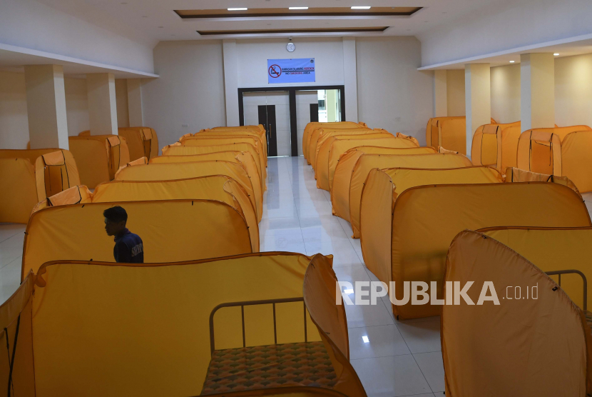 Petugas mengecek fasilitas isolasi mandiri penanganan COVID-19 di GOR Pademangan, Jakarta Utara, Selasa (2/6/2020). Pemerintah menyiapkan puluhan fasilitas bilik isolasi mandiri bagi warga yang terpapar COVID-19 dengan kategori orang tanpa gejala (OTG)