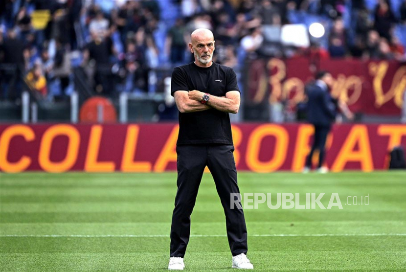 Pelatih AC Milan, Stefano Pioli, melihat jelang pertandingan sepak bola Serie A Liga Italia antara AS Roma dan AC Milan, di Roma, Italia, Sabtu (29/4/2023). 