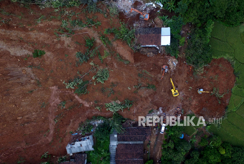 Foto udara kondisi tanah longsor  di Ngetos, Nganjuk, Jawa Timur, Senin (15/2/2021). Akibat tanah lonsor tersebut sedikitnya 21 korban dinyatakan hilang. 