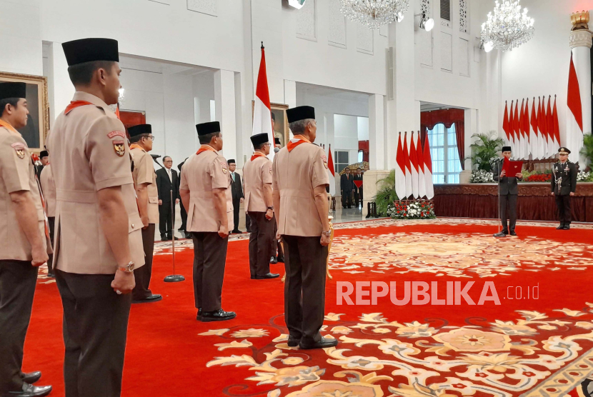 Presiden Joko Widodo (Jokowi) mengukuhkan 113 orang Pengurus Kwartir Nasional (Kwarnas) Gerakan Praja Muda Karana (Pramuka) dan Pengurus Lembaga Pemeriksa Keuangan Kwartir Nasional Gerakan Pramuka Masa Bakti Tahun 2023-2028, di Istana Negara, Jakarta, Jumat (05/04/2024). 