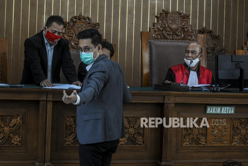 Hakim Ketua Nazar Effriandi (kanan) menyaksikan kuasa hukum Djoko Tjandra, Andri Putra Kusuma (kedua kiri) saat akan menandatangani berkas acara dalam sidang Peninjauan Kembali (PK) yang diajukan oleh buronan kasus korupsi Cassie Bank Bali, Djoko Tjandra di Pengadilan Negeri Jakarta Selatan, Senin, (27/7). Sidang Peninjauan Kembali (PK) tersebut beragendakan mendengar pendapat jaksa atas permohonan Djoko Tjandra untuk menghadiri sidang melalui video telekonferensi. Republika/Putra M. Akbar