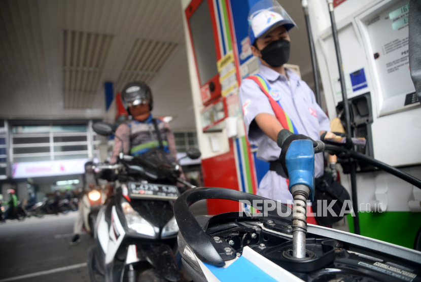 Seorang petugas mengisi bahan bakar minyak (BBM) jenis Pertamax ke salah satu kendaraan di stasiun pengisian bahan bakar umum (SPBU). 
