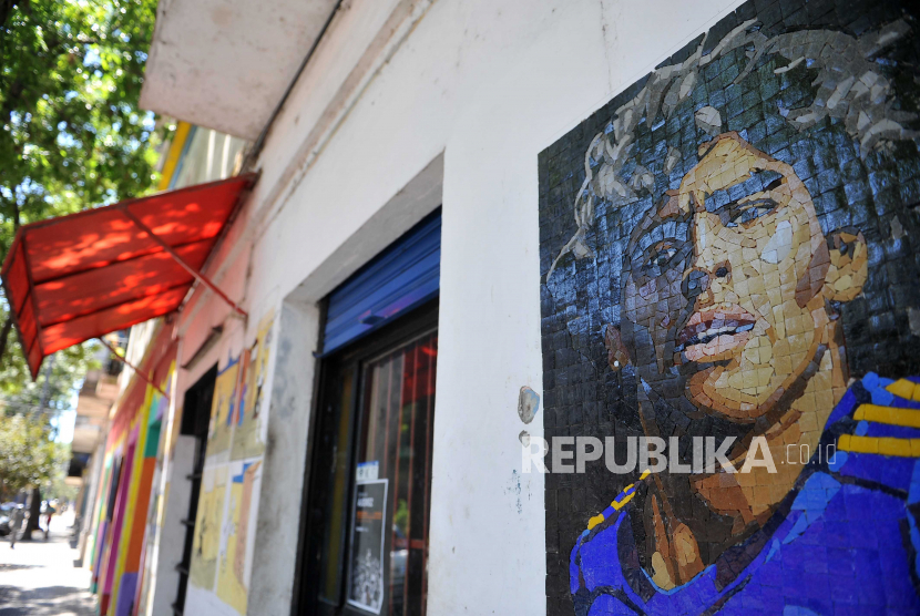  Gambar mozaik dengan wajah Diego Armando Maradona bagian dari kolektif Mosaico Nacional, di lingkungan La Boca, di Buenos Aires, Argentina, 25 Januari 2021.