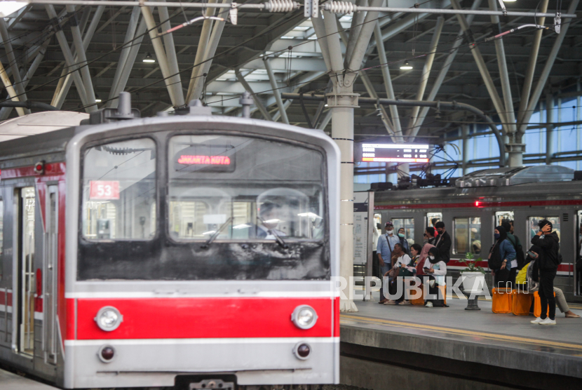 Sejumlah penumpang menunggu kedatangan KRL di Stasiun Manggarai, Jakarta, Senin (29/4/2024). PT Kereta Commuter Indonesia mengusulkan kenaikan tarif KRL Commuterline Jabodetabek yang belum berubah sejak 2016. Rencana kenaikan tarif tersebut sudah dibahas dengan pemerintah dan masih menunggu keputusan dari Kementerian Perhubungan.