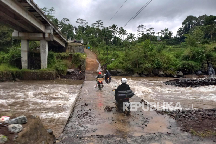 Pengguna kendaraan melintasi jalur cekdam yang berada di bawah Jembatan Cidugaleun, Kecamatan Cigalontang, Kabupaten Tasikmalaya, Jawa Barat, Senin (8/5/2023) sore. 