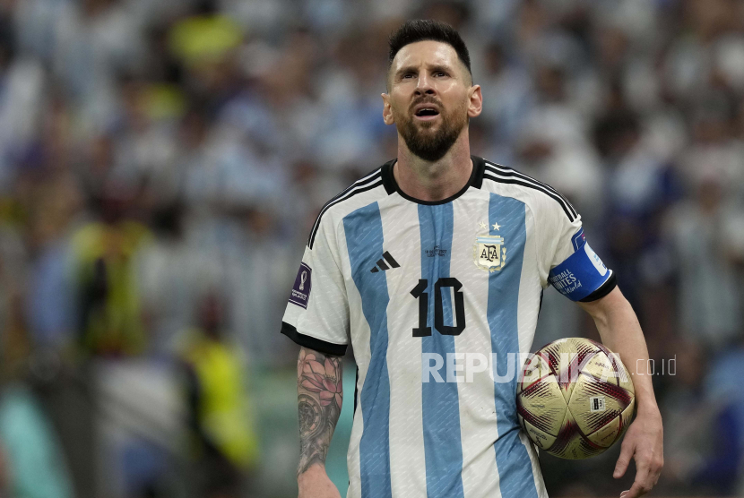 Lionel Messi dari Argentina mengangkat bola selama pertandingan sepak bola final Piala Dunia antara Argentina dan Prancis di Stadion Lusail di Lusail, Qatar, Ahad, 18 Desember 2022.