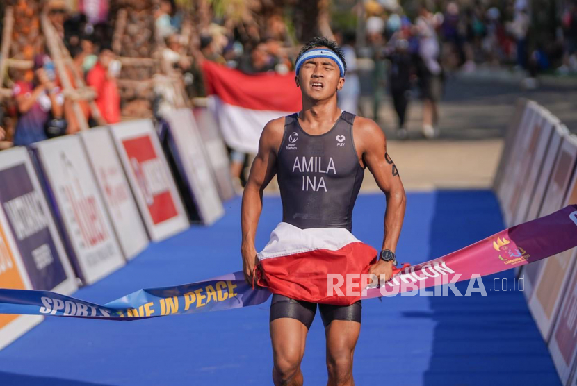 Atlet aquathlon putra Indonesia Rashif Amila Yaqin berlari menuju garis finis saat pertandingan nomor Men's Individual Aquathlon SEA Games 2023, yang berlangsung di Kep Beach, Kamboja, Sabtu (6/5/2023). 