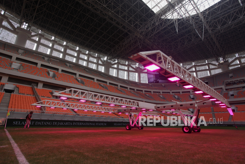 Perawatan rumput di Jakarta International Stadium (JIS), Tanjung Priok, Jakarta Utara, Selasa (4/7/2023).