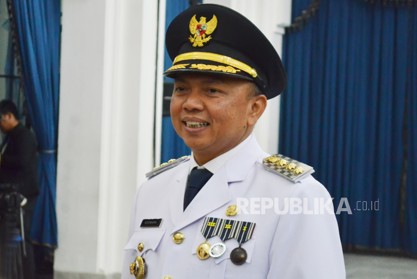 Pj Wali Kota Bandung A Koswara usai dilantik di Gedung Sate, Kota Bandung, Jumat (20/9). A Koswara menggantikan Bambang Tirtoyuliono. Koswara sebelumnya menjabat sebagai Kepala Dinas Perhubungan Jabar. Selanjutnya Bambang akan kembali menjalankan tugasnya sebagai Kepala Dinas Bina Marga Penataan Ruang Jabar.