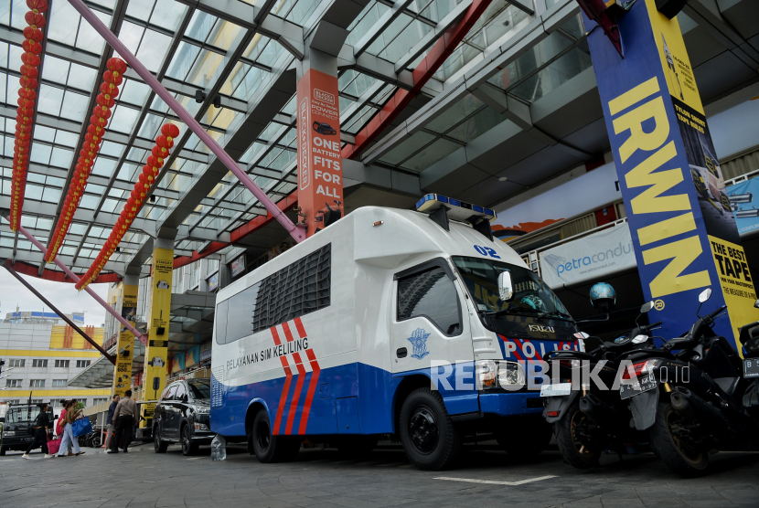 Kendaraan mobil pelayanan SIM keliling terparkir di LTC Glodok, Jakarta, (ilustrasi)