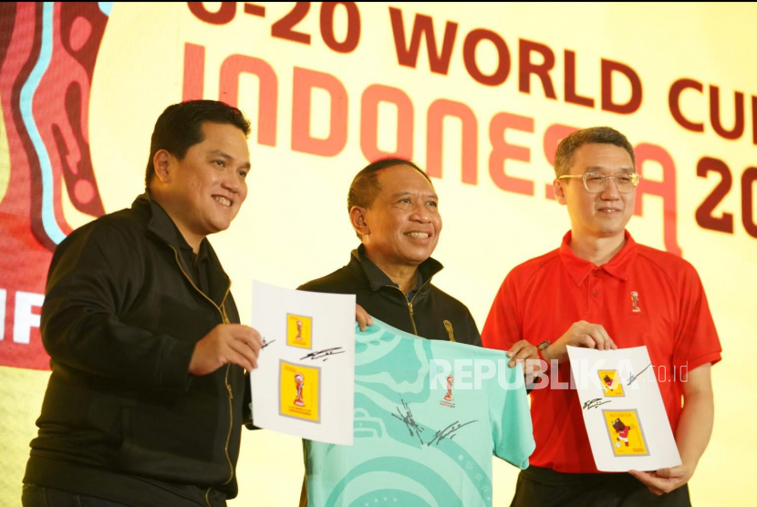Peluncuran Menchandise resmi Piala Dunia U-20 2023 oleh Ketum PSSI sekaligus ketua LOC Erick Thohir dan Menpora sekaligus Waketum PSSI Zainudin Amali di FX Sudirman, Jakarta, Rabu (8/3/2023). // 