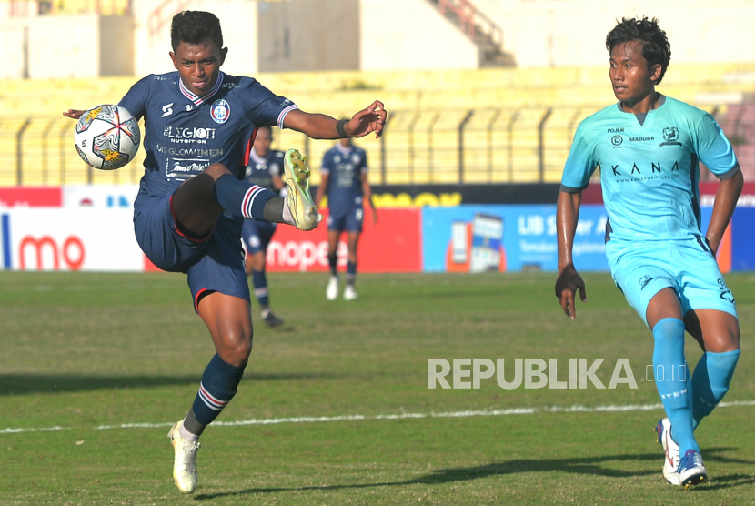 Mantan bek tengah Madura United FC yang kini memperkuat Persebaya Surabaya, Kadek Raditya (kanan).