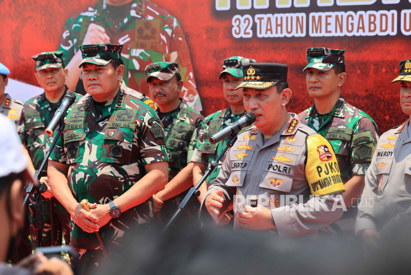 Kapolri Jenderal Polisi Listyo Sigit Prabowo dan Panglima TNI Laksamana Yudo Margono, menghadiri Deklarasi Pemilu Aman Damai di Lapangan Rampal, Malang, Jawa Timur, Sabtu (21/10/2023). 