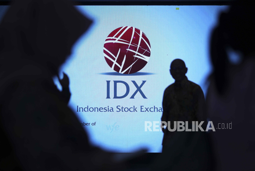 Masyarakat melewati lambang Bursa Efek Indonesia di Jakarta.