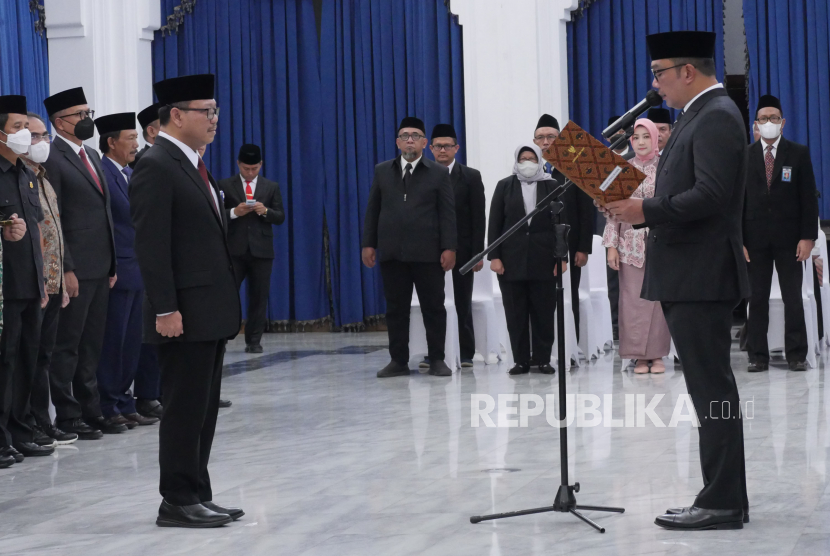 Gubernur Jawa Barat Ridwan Kamil (kanan) saat pengukuhan Samono sebagai kepala Perwakilan Badan Pengawasan Keuangan dan Pembangunan (BPKP) Provinsi Jawa Barat di Aula Barat Gedung Sate, Kota Bandung, Jumat (13/1/2023). 