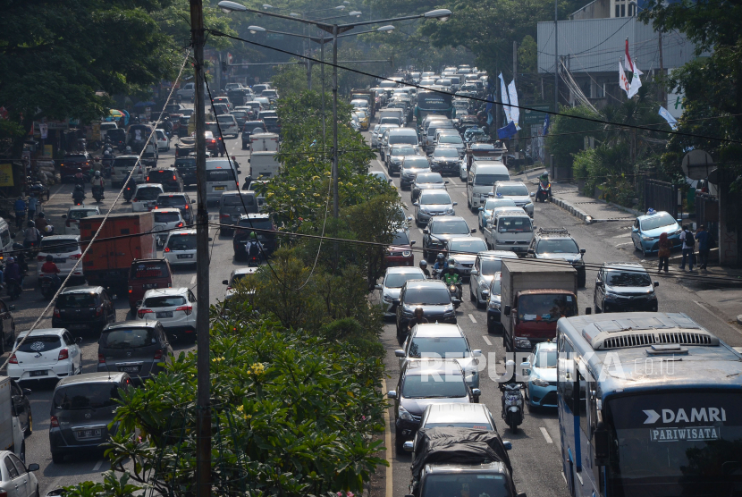 Suasana macet dari arah gerbang Tol Pasteur, di Jalan Djunjunan, Kota Bandung. Menteri PUPR tegaskan proyek tol dalam kota Bandung yang mangkrak akan dilanjutkan.