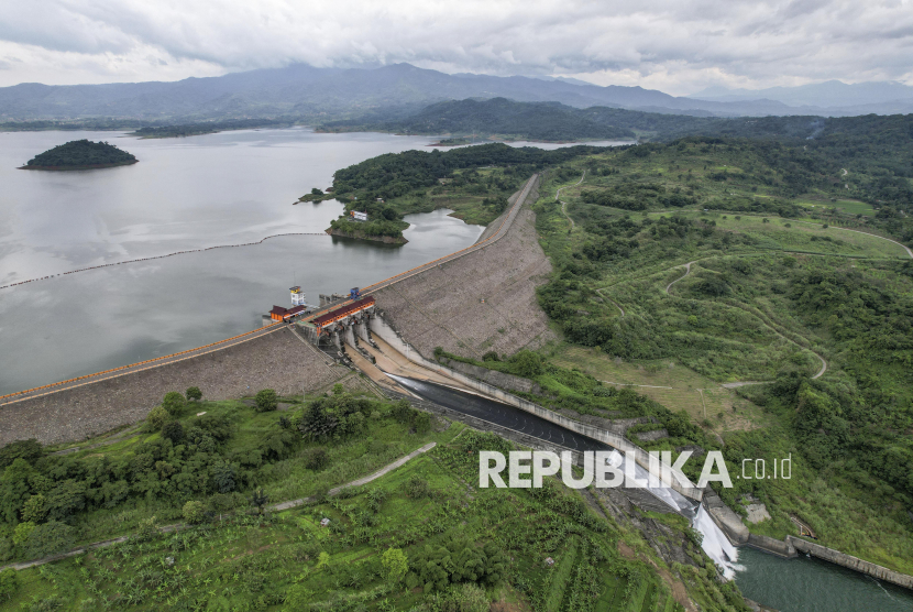 Foto udara bendungan Jatigede di Kabupaten Sumedang, Jawa Barat, Senin (20/1/2025). PLTA Jatigede resmi beroperasi secara penuh yang dibangun oleh PT PLN (Persero) dengan kapasitas 2 X 55 MegaWatt (MW) serta hadirnya PLTA ini meningkatkan bauran energi dari sumber energi baru terbarukan (EBT) sebesar 110 MW yang mampu mengaliri listrik ke 71.923 rumah. 