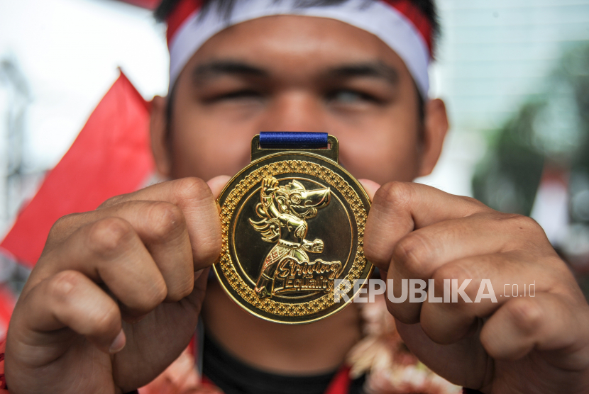 Atlet NPCI Kota Bandung menunjukkan medali emas Asean Paragames di Balai Kota Bandung, Jawa Barat, Senin (29/8/2022). Pemerintah Kota Bandung memberikan apresiasi kepada atlet peraih Asean Paragames yang berasal dari NPCI Kota Bandung yang telah meraih prestasi 15 medali emas, 9 medali perak, dan 9 medali perunggu.