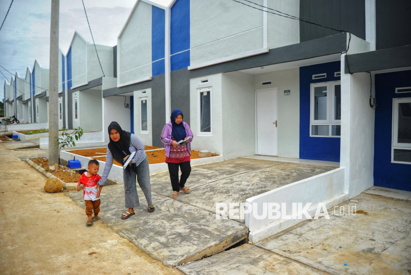 Warga berjalan usai melihat rumah subsidi di Perumahan Graha Arraya, Cibungbulang, Kabupaten Bogor, Jumat (21/2/2025) Bank Tabungan Negara (BTN) berkomitmen mendukung program 3 juta rumah dengan menyalurkan dan menyediakan akses Kredit Kepemilikan Rumah (KPR) subsidi untuk masyarakat berpenghasilan rendah dan pekerja informal. Selain itu BTN juga menerapkan berbagai strategi dan inovasi untuk mewujudkan program tersebut. Program 3 juta rumah ini diharapkan dapat menjadi momentum bangkitnya ekonomi nasional karena dapat mendorong pertumbuhan sektor perumahan dan berbagai industri terkait. Program 3 juta rumah bertujuan untuk meningkatkan kesejahteraan masyarakat Indonesia.
