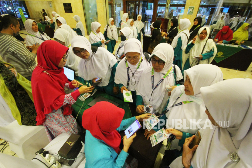 Peserta melakukan scan barcode atau QR Code saat Pembukaan Internal Muktamar XIII Persistri (Persatuan Islam Istri) di Hotel Horison, Kota Bandung, Sabtu (24/9). Selain agenda Sidang Pleno, dalam acara tersebut juga dilakukan Grand Launching Persistri Online, persistri.or.id.